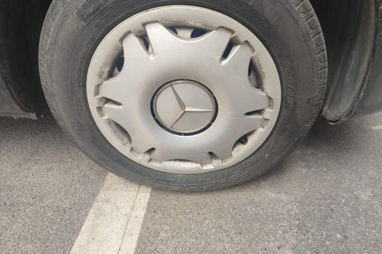 Used Mercedes-Benz Vito 2011 2.5L 7-seater executive version Right Front Wheel Hub