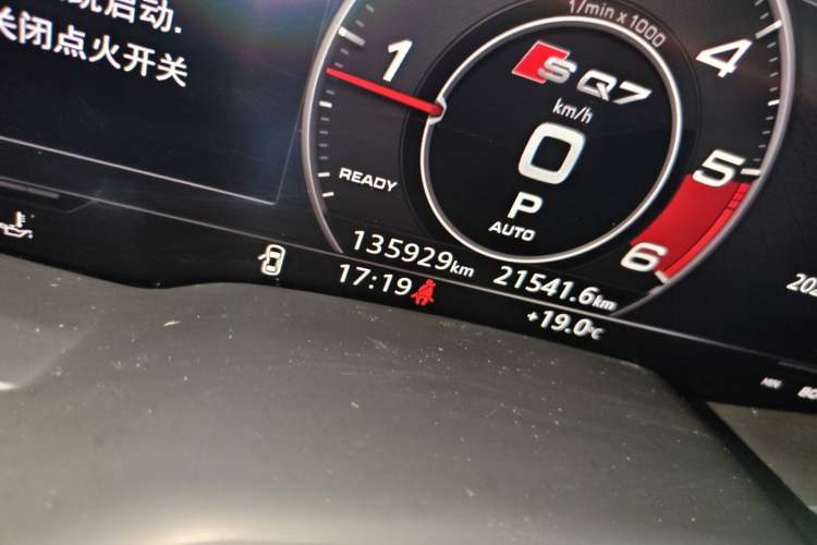 Used Audi Q7 2016 40 TFSI Comfort Model Odometer Close Up