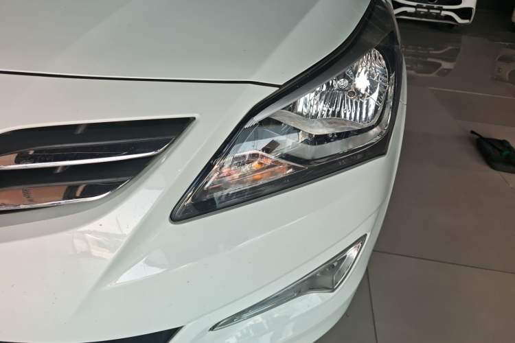 Used Hyundai Verna (older generation) 2016 1.4L Manual Smart GLS Trim Left Front Headlight