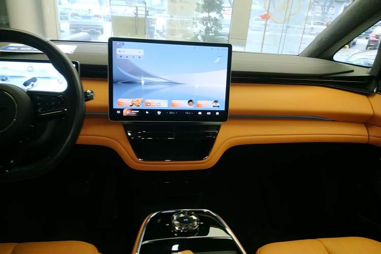 Used Geely Galaxy LEVC L380 2024 140-Degree 6-Seater All-Wheel-Drive Ultra
