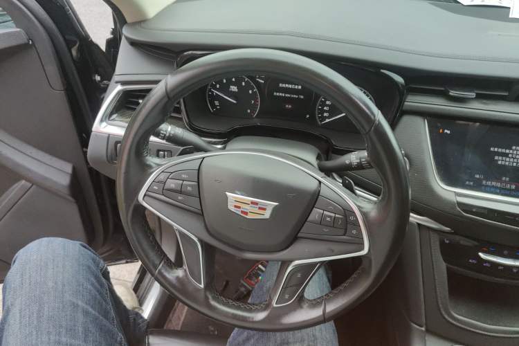 Used Cadillac XT5 2018 25T Luxury Model Steering Wheel