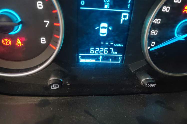 Used FAW Yingzhi 737 2016 1.5L CVT Luxury Navigation Edition Odometer Close Up