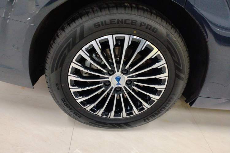 Used Denza D9 2022 DM-i 970 Four-Wheel Drive Flagship Model
