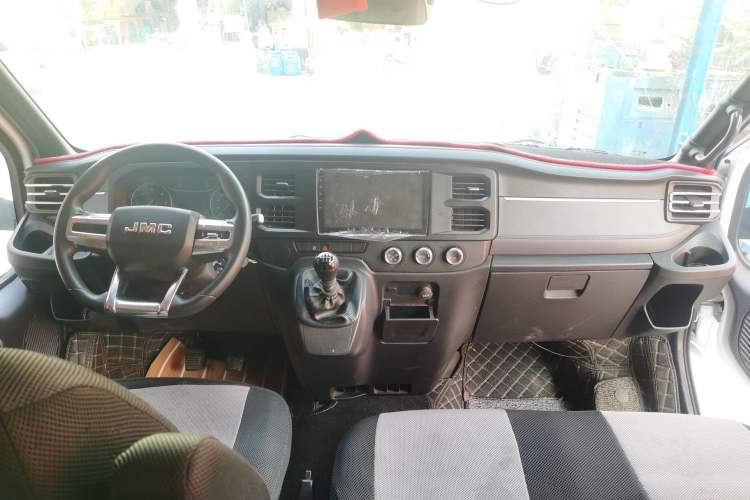 Used JMC Fushun 2022 2.0T Manual Multi-Function Passenger Vehicle Short Wheelbase Low Roof 6-Seater

