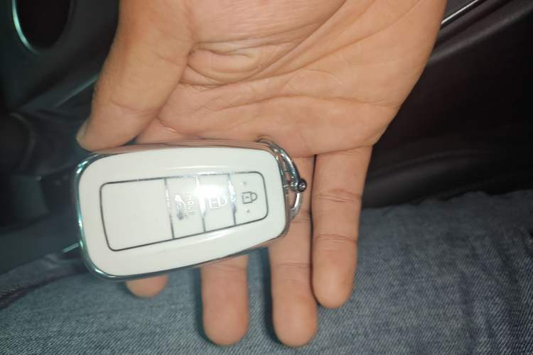 Used Toyota Avalon 2019 Dual-Engine 2.5L XLE Prestige Version China VI Standard Vehicle Key