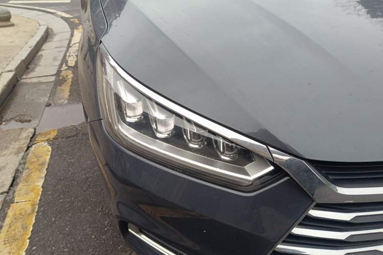 Used BYD Song 2019 1.5TI Automatic Smart Connect Luxurious Edition Right Front Headlight