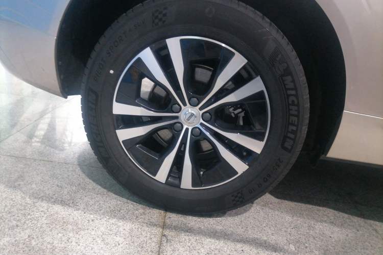 Used Volvo XC60 2023 B5 4x4 Smart Luxury Edition Right Rear Wheel Hub