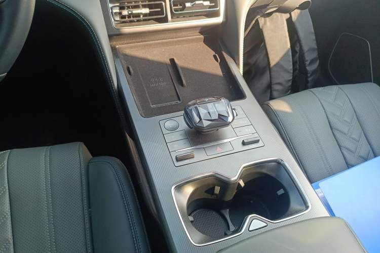 Used BYD Song L DM-i 2025 Intelligent Driving Version 160 km Beyond-Range Type Gear Lever