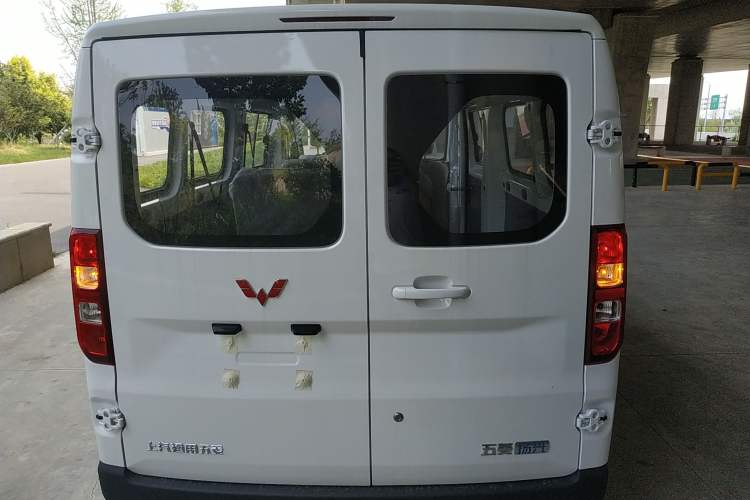 Used Wuling Yangguang 2024 300KM Comfort Version Passenger Van 75kW