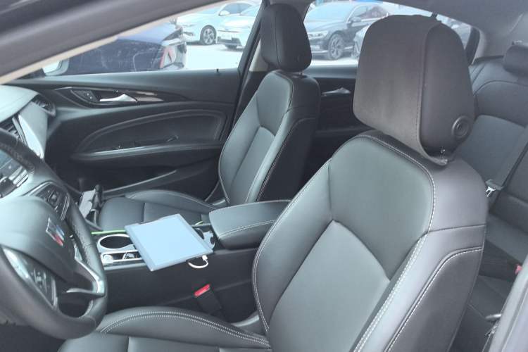 Used Buick Regal 2024 25T Deluxe Edition Left Front Seat