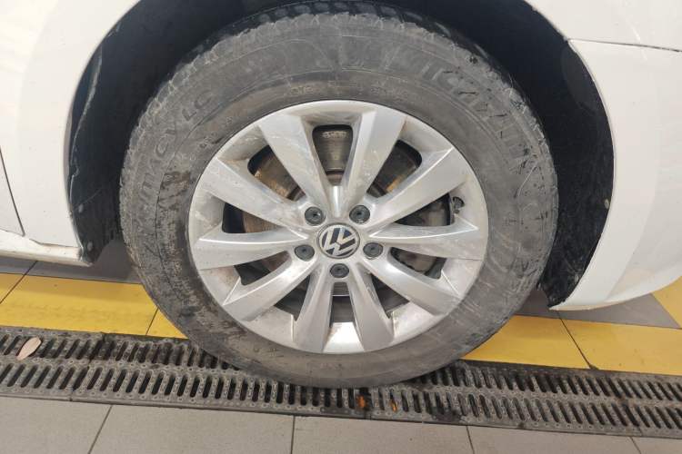 Used Volkswagen Passat 2014 1.8TSI DSG Prestige Edition Right Front Wheel Hub