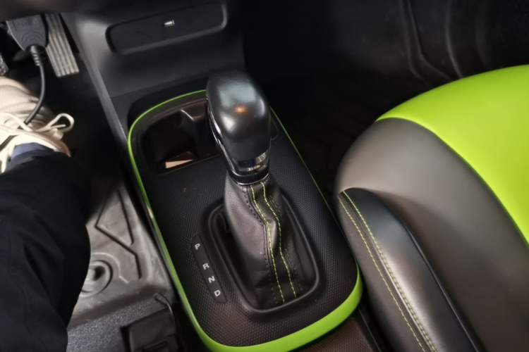 Used Roewe Clever 2021 302 km New Four-Seater Super-Efficient Version Gear Lever