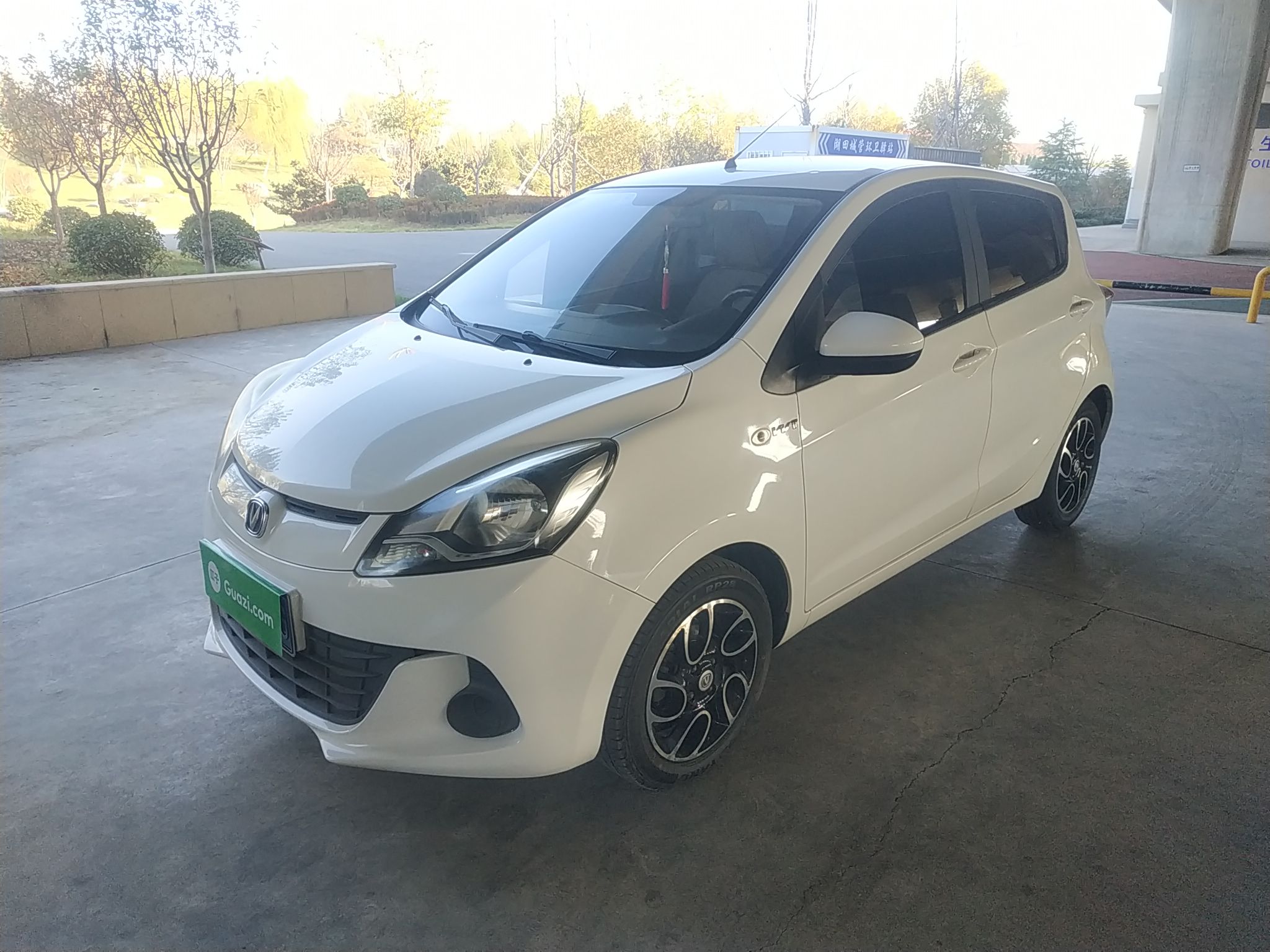 Под передней частью автомобиля