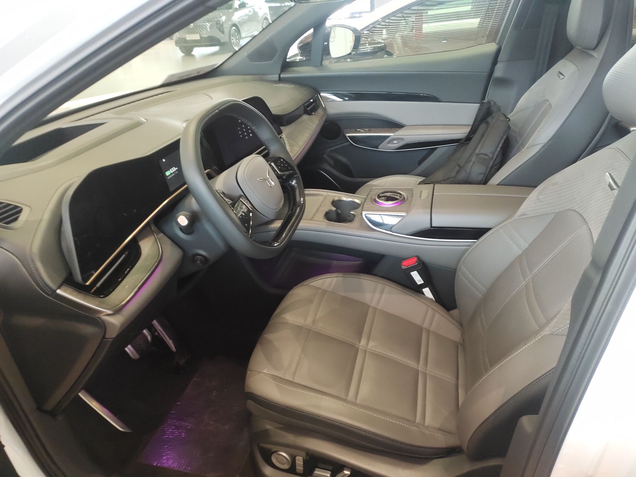 المقاعد الأمامية داخل السيارة