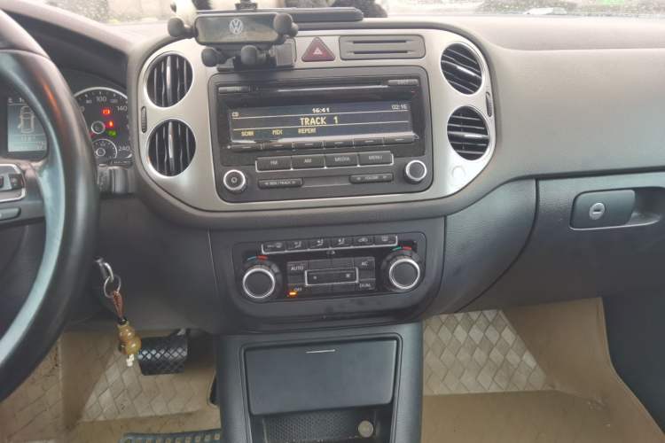 Used Volkswagen Tiguan 2010 1.8TSI Automatic Two-Wheel Drive Elite Edition Audio And AC Panel