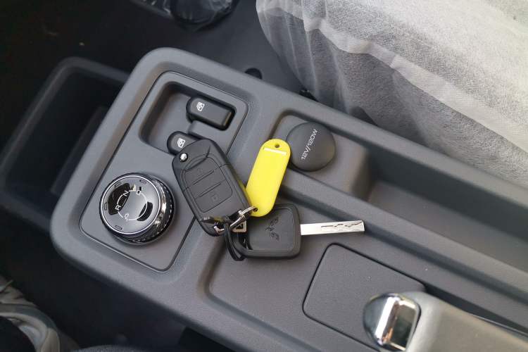 Used Wuling Yangguang 2024 300KM Comfort Version Passenger Van 75kW
