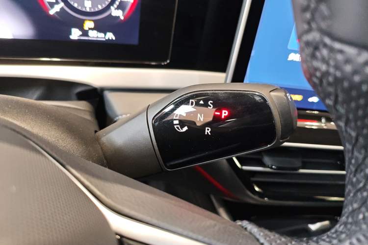 Used Volkswagen Passat 2025 Pro 380TSI Dragon Supreme Edition Gear Lever