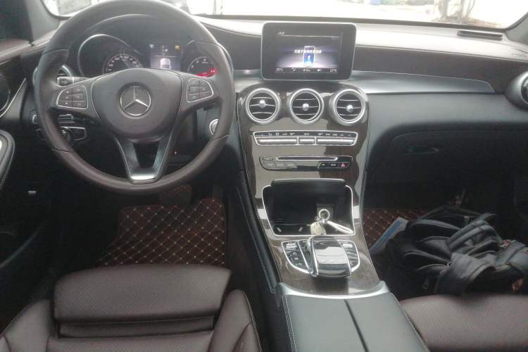 Used Mercedes-Benz GLC 2018 GLC 260 4MATIC Dynamic Edition Center Console