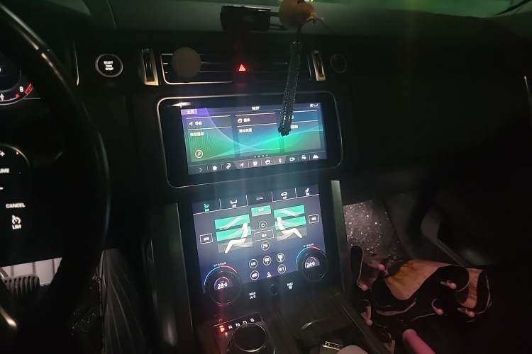 Used Land Rover Range 2018 3.0 SC V6 Vogue Extended-Length Model Audio And AC Panel