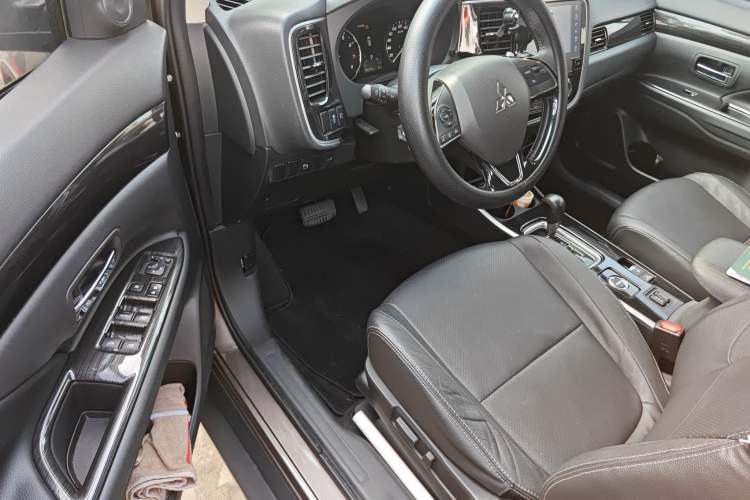 Used Mitsubishi Outlander 2018 2.4L 4x4 Luxury Edition 7-Seater
