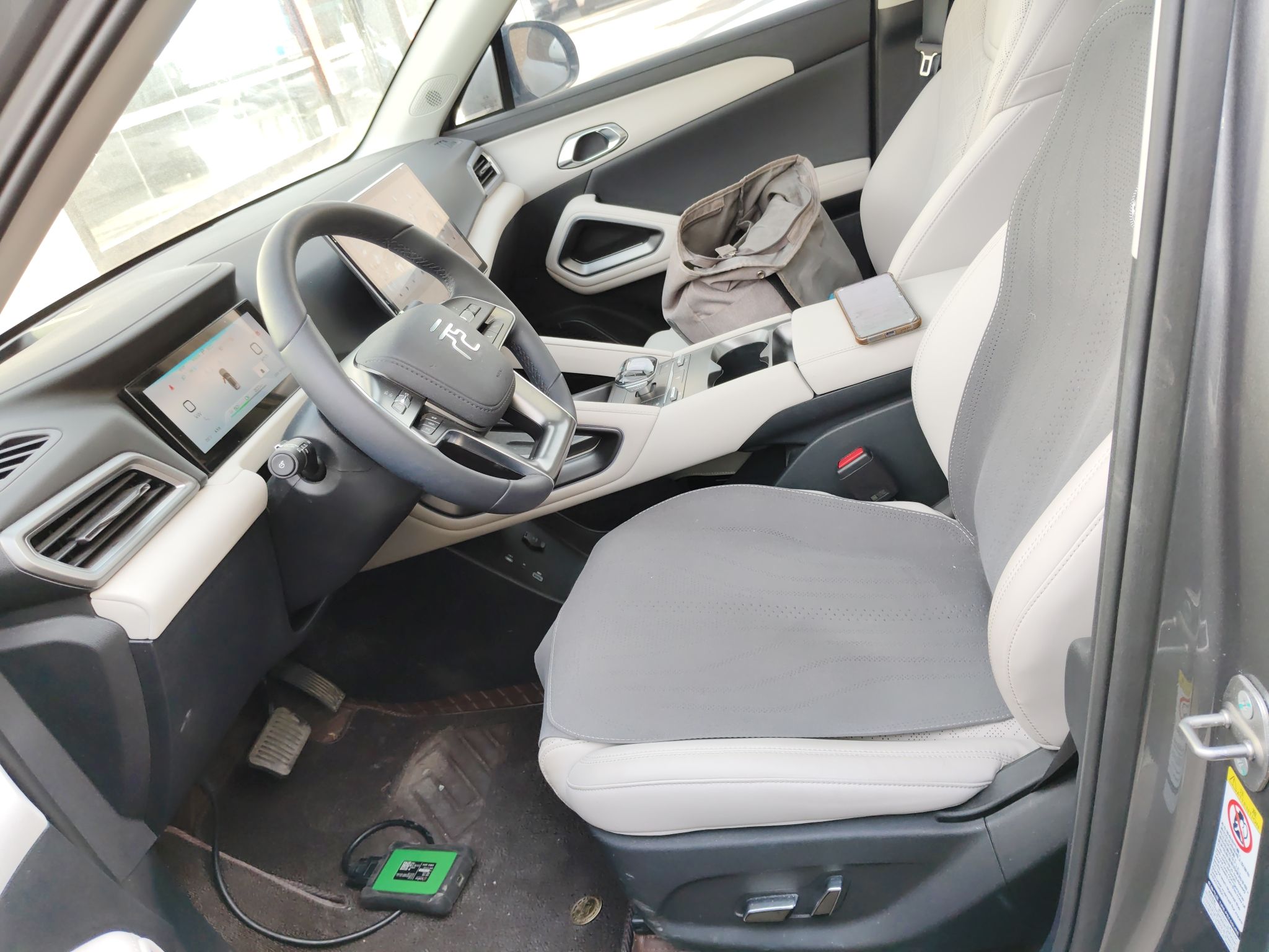 المقاعد الأمامية داخل السيارة