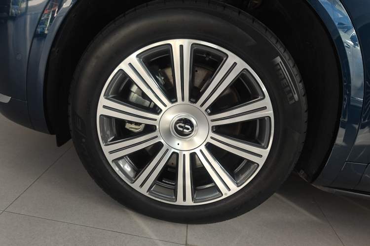 Used Hima AITO M8 2025 Extended-Range Ultra Version 53.4 kWh 6-Seater Edition