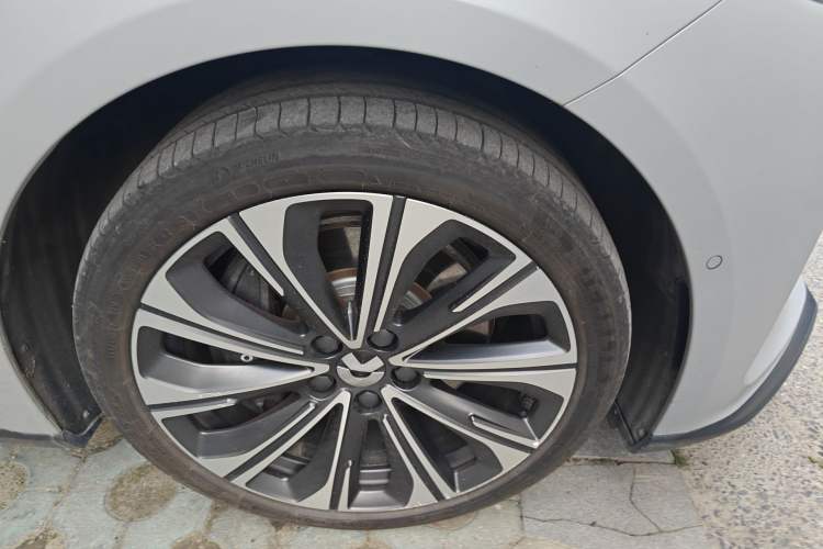 Used Nio ET5T 2024 75kWh Touring Right Front Wheel Hub