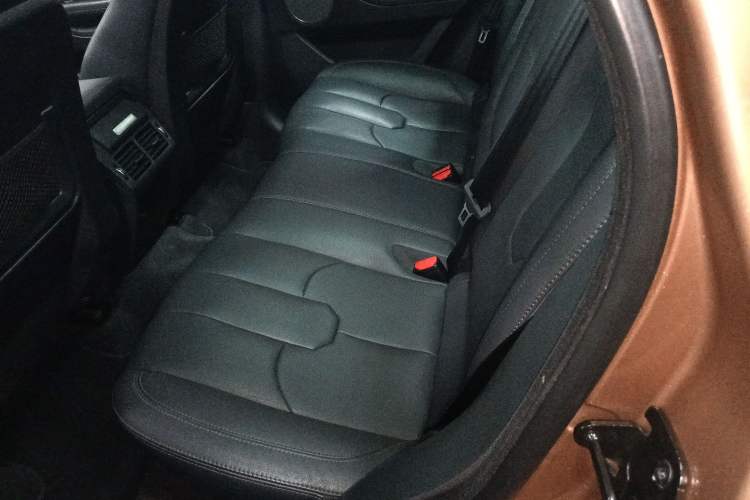 Used Land Rover Range Evoque 2015 2.0T Five-Door Zhiyao Edition Left Rear Seat