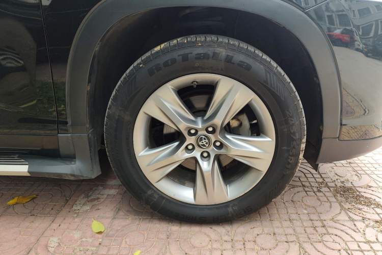 Used Toyota Highlander 2018 2.0T Four-Wheel Drive Luxury Version 7 Seats China VI Standard Right Front Wheel Hub