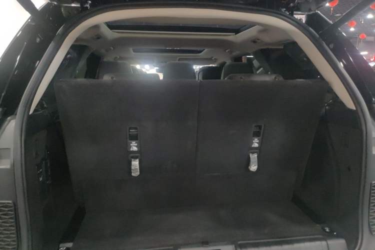 Used Land Rover Discovery 2021 360 PS R-Dynamic SE Trunk