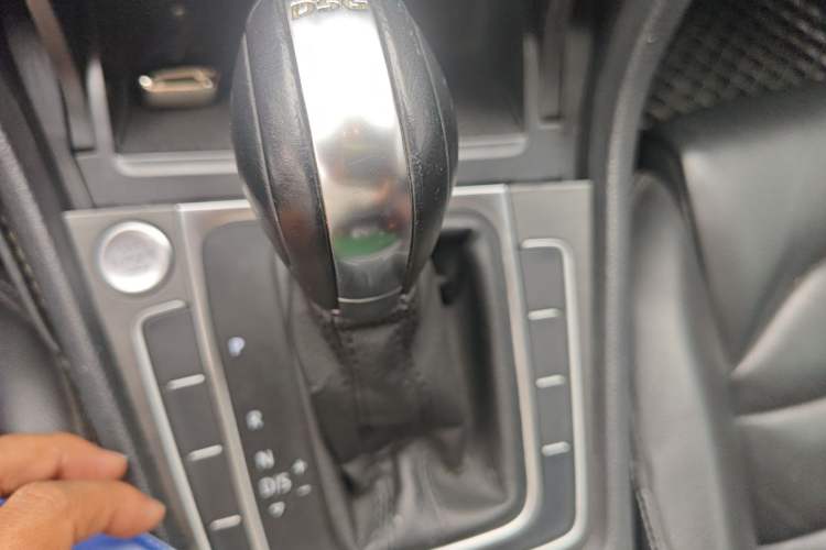 Used Volkswagen Golf 2016 230TSI Automatic Luxury Version Gear Lever