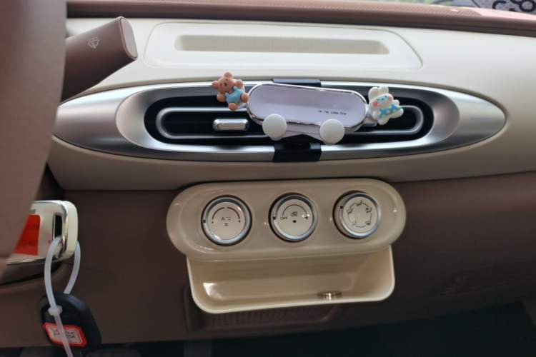 Used Wuling Hongguang MINIEV 2025 Four-Door Version Advanced Edition Audio And AC Panel