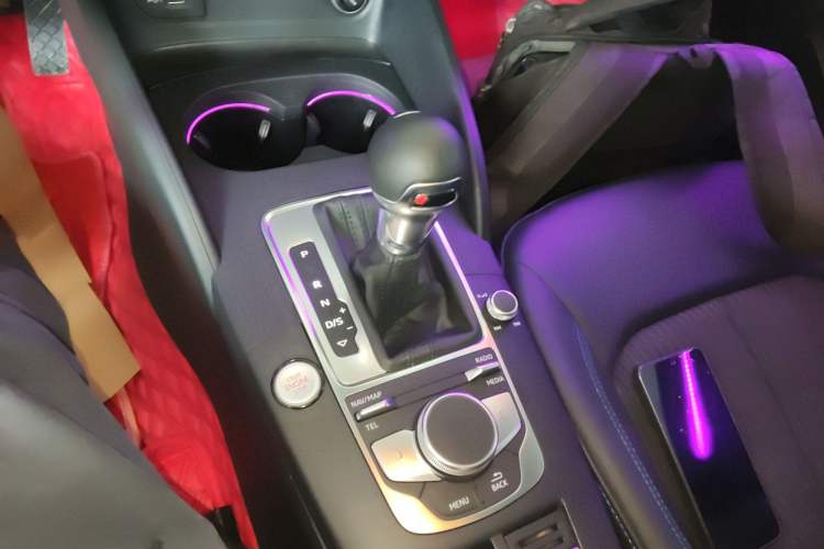 Used Audi A3 2020 Limousine 35 TFSI Fashion Edition China VI Emission Standard Gear Lever