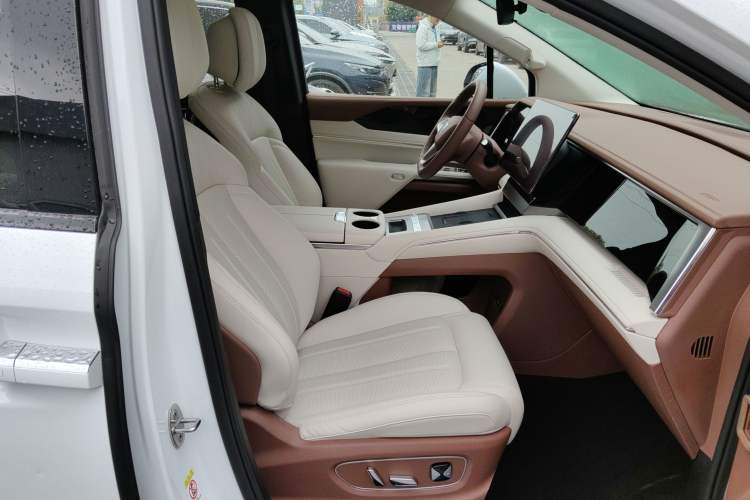 Used BYD Xia 2025 DM-i 1.5T 180km Beyond Edition Right Front Seat