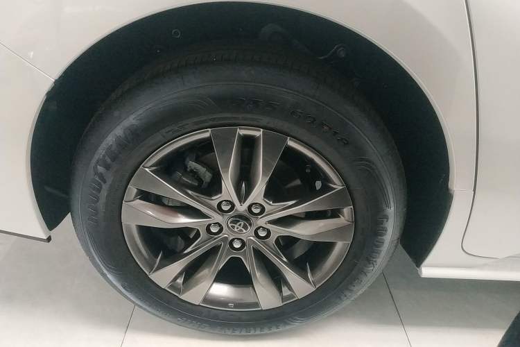 Used Toyota SIENNA 2026 Model 2.5L Dual-Engine Two-Wheel-Drive Comfort Edition Right Rear Wheel Hub