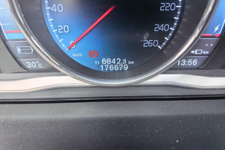 Used Volvo S60 New Energy 2015 S60L E-Drive Hybrid T6 Smart Drive Edition Odometer Close Up