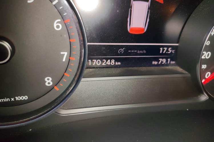 Used Volkswagen Touareg 2011 3.0 TSI Standard Version Odometer Close Up