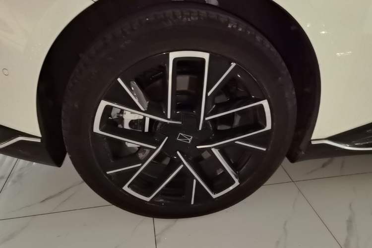 Used Avatr 06 2025 Ultra Pure Electric Edition Right Rear Wheel Hub