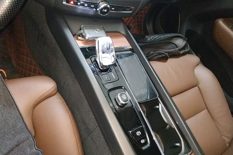 Used Volvo XC60 2024 B5 4x4 Smart Luxury Edition Gear Lever