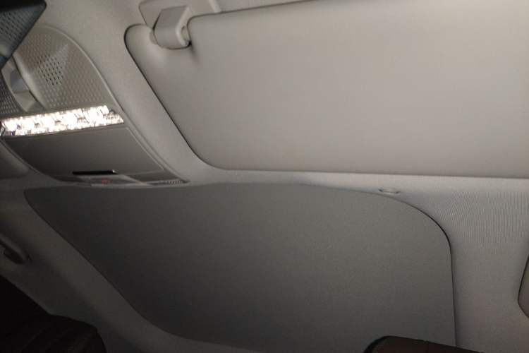 Used Mercedes-Benz E-Class New Energy 2021 E 350 e L Plug-in Hybrid Sedan Headliner