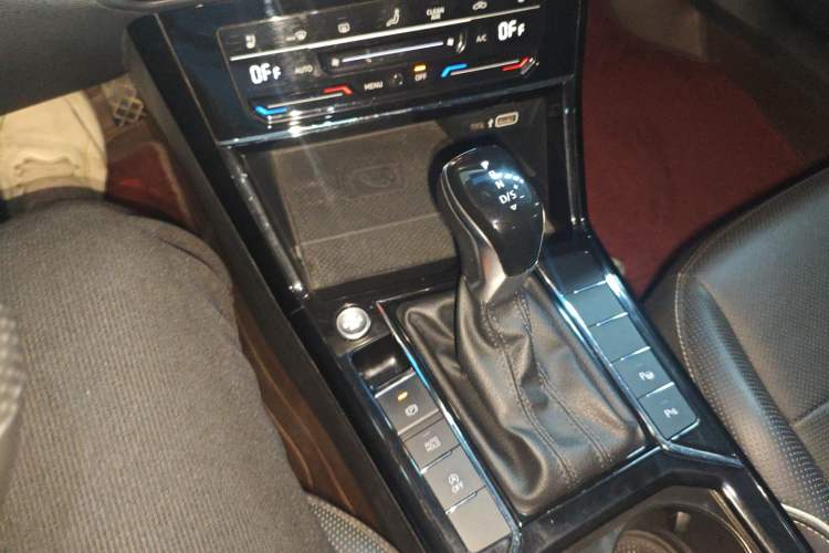 Used Volkswagen Passat 2022 330TSI Starry Luxury Edition Gear Lever