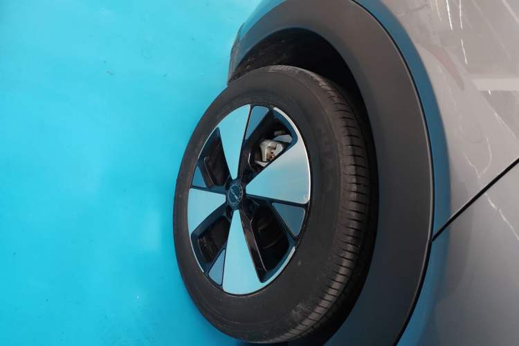 Used BYD Dolphin 2023 420 km Fashion Edition Right Rear Wheel Hub