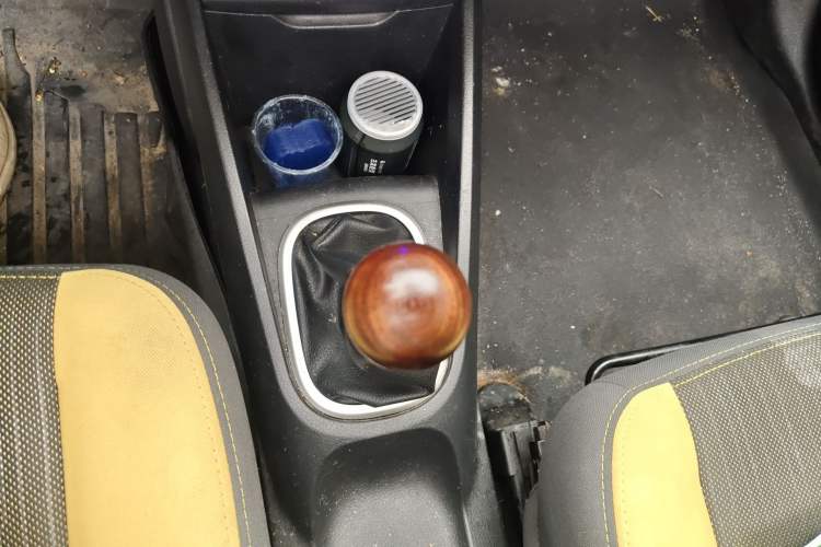 Used Venucia R50X 2013 1.6L Manual Model Gear Lever