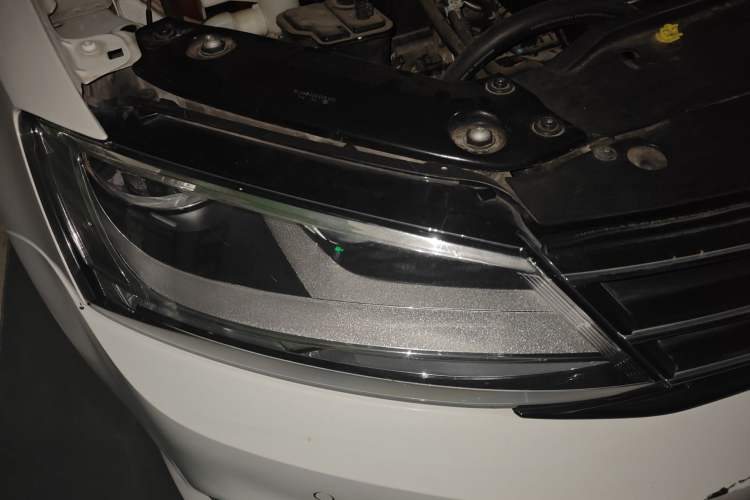 Used Volkswagen Sagitar 2015 230TSI Automatic Luxury Model Right Front Headlight