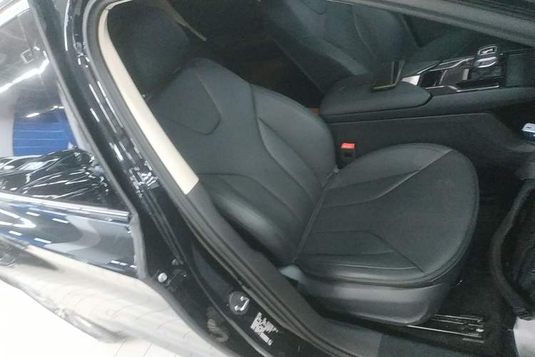 Used Hongqi E-QM5 2024 450km Range Commuter Version
