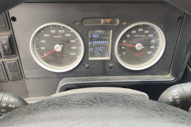 Used Iveco Daily 2020 2.5T A35 Passenger Van with Dual Tires Mid-Roof Design 5-9 Seater Side-Sliding Door China V Emission Standard
