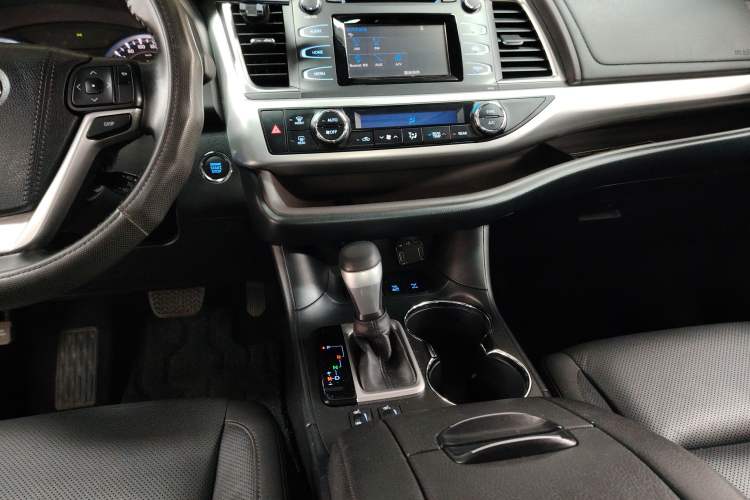 Used Toyota Highlander 2017 2.0T Four-Wheel Drive Luxury Edition 7 Seats