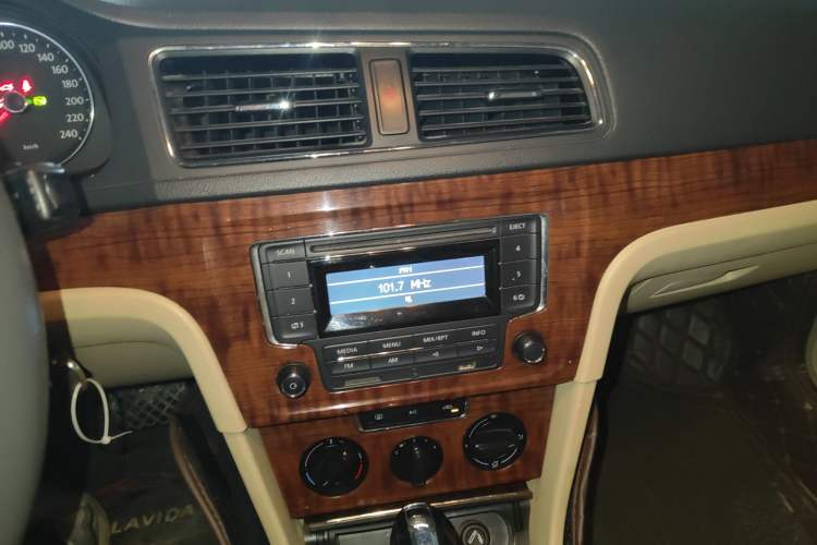 Used Volkswagen Lavida 2013 Restyled Classic 1.6L Automatic Comfort Edition Audio And AC Panel