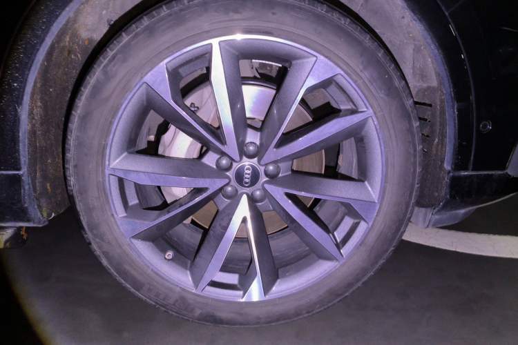 Used Audi Q7 2022 55 TFSI quattro S line Sport model Right Front Wheel Hub