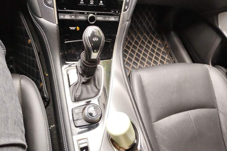 Used Infiniti Q50L 2018 2.0T Enjoyment Edition China V standard Gear Lever
